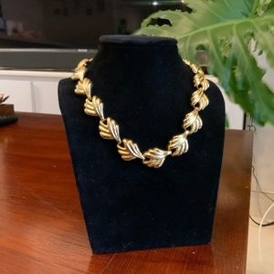 VINTAGE Genevex Gold Toned Leaf Pattern Necklace